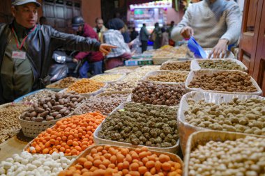 Marakeş, Fas - 21 Şubat 2023: Marakeş Medine 'de bir pazarda kurutulmuş meyve ve fındık satışı