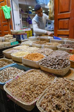 Marakeş, Fas - 21 Şubat 2023: Marakeş Medine 'de bir pazarda kurutulmuş meyve ve fındık satışı