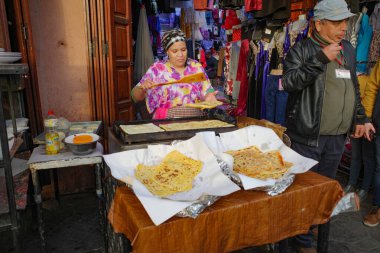 Marakeş, Fas - 21 Şubat 2023: Bir bayan Marakeş Medine 'de bir markette taze ekmek yapıyor