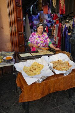 Marakeş, Fas - 21 Şubat 2023: Bir bayan Marakeş Medine 'de bir markette taze ekmek yapıyor
