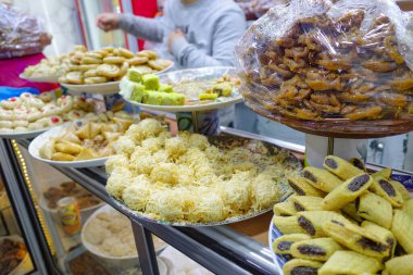 Marakeş, Fas - 21 Şubat 2023: Marakeş, Marakeş 'te satışta olan taze Kuzey Afrika pastası