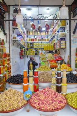 Marakeş, Fas - 21 Şubat 2023: Marakeş Medine 'de zeytin ve zeytin ürünleri satılıyor