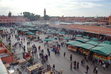 Marakeş, Fas - 21 Şubat 2022: Jema el-Fna Meydanı 'ndaki market tezgahlarının manzarası
