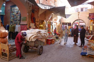 Marakeş, Fas - 21 Şubat 2023: Marakeş Çarşısında El Sanatları Satılıyor