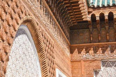 Marakeş, Fas - 10 Şubat 2023: Marakeş 'te Medersa Ben Youssef adlı Kur' an okulunda güzel bir el işi