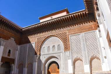 Marakeş, Fas - 10 Şubat 2023: Marakeş 'te Medersa Ben Youssef adlı Kur' an okulunda güzel bir el işi