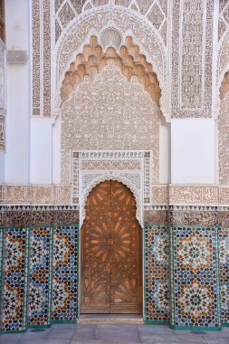 Marakeş, Fas - 10 Şubat 2023: Marakeş 'te Medersa Ben Youssef adlı Kur' an okulunda güzel bir el işi