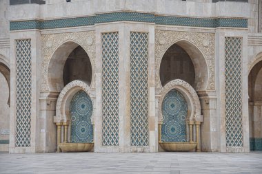 Kazablanka, Fas - 26 Şubat 2023: Afrika 'daki en büyük cami olan Hasan II Camii' nin dış mimarisi