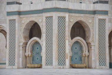 Kazablanka, Fas - 26 Şubat 2023: Afrika 'daki en büyük cami olan Hasan II Camii' nin dış mimarisi