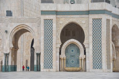 Kazablanka, Fas - 26 Şubat 2023: Afrika 'daki en büyük cami olan Hasan II Camii' nin dış mimarisi
