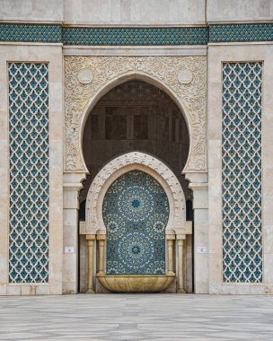 Kazablanka, Fas - 26 Şubat 2023: Afrika 'daki en büyük cami olan Hasan II Camii' nin dış mimarisi