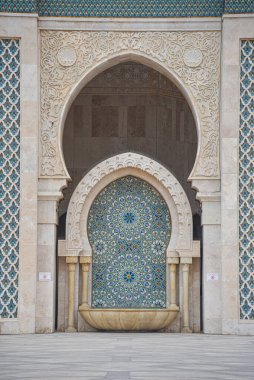 Kazablanka, Fas - 26 Şubat 2023: Afrika 'daki en büyük cami olan Hasan II Camii' nin dış mimarisi