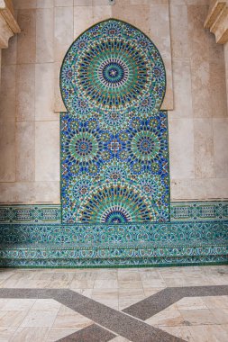 Kazablanka, Fas - 26 Şubat 2023: Afrika 'daki en büyük cami olan Hasan II Camii' nin dış mimarisi