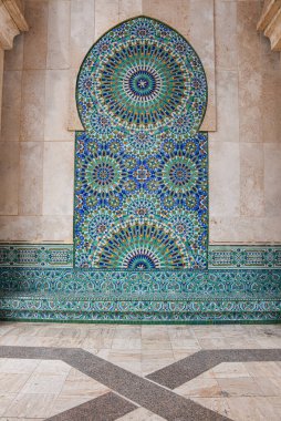 Kazablanka, Fas - 26 Şubat 2023: Afrika 'daki en büyük cami olan Hasan II Camii' nin dış mimarisi