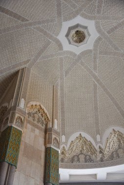 Kazablanka, Fas - 26 Şubat 2023: Afrika 'daki en büyük cami olan Hassan II Camii' nin içinde kubbe tavanı