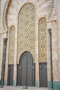 Kazablanka, Fas - 26 Şubat 2023: Afrika 'daki en büyük cami olan Hasan II Camii' nin dış mimarisi