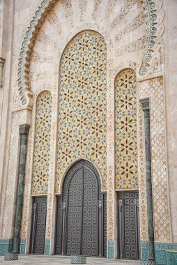 Kazablanka, Fas - 26 Şubat 2023: Afrika 'daki en büyük cami olan Hasan II Camii' nin dış mimarisi