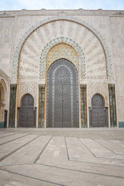 Kazablanka, Fas - 26 Şubat 2023: Afrika 'daki en büyük cami olan Hasan II Camii' nin dış mimarisi