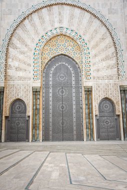 Kazablanka, Fas - 26 Şubat 2023: Afrika 'daki en büyük cami olan Hasan II Camii' nin dış mimarisi
