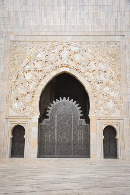 Kazablanka, Fas - 26 Şubat 2023: Afrika 'daki en büyük cami olan Hasan II Camii' nin dış mimarisi