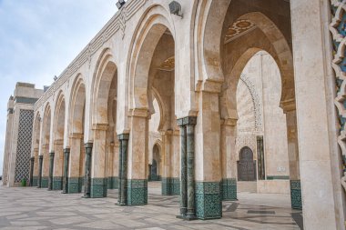 Kazablanka, Fas - 26 Şubat 2023: Afrika 'daki en büyük cami olan Hasan II Camii' nin dış mimarisi