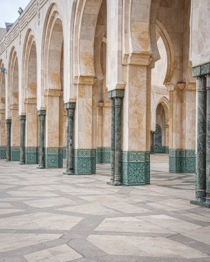 Kazablanka, Fas - 26 Şubat 2023: Afrika 'daki en büyük cami olan Hasan II Camii' nin dış mimarisi