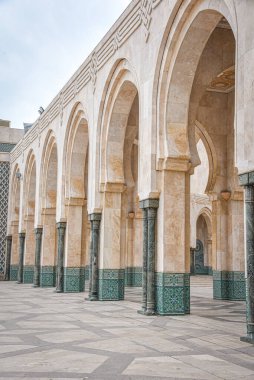 Kazablanka, Fas - 26 Şubat 2023: Afrika 'daki en büyük cami olan Hasan II Camii' nin dış mimarisi