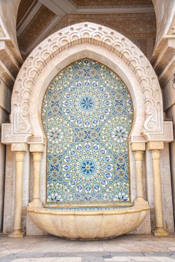 Kazablanka, Fas - 26 Şubat 2023: Afrika 'daki en büyük cami olan Hasan II Camii' nin dış mimarisi