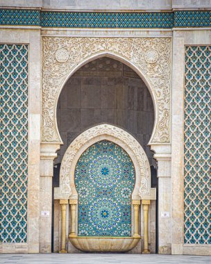 Kazablanka, Fas - 26 Şubat 2023: Afrika 'daki en büyük cami olan Hasan II Camii' nin dış mimarisi