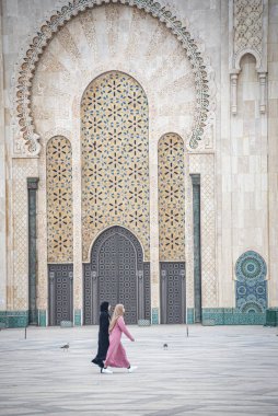 Kazablanka, Fas - 26 Şubat 2023: Afrika 'daki en büyük cami olan Hasan II Camii' nin dış mimarisi
