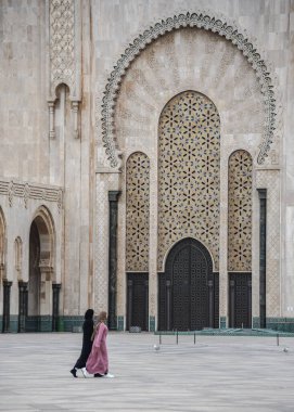 Kazablanka, Fas - 26 Şubat 2023: Afrika 'daki en büyük cami olan Hasan II Camii' nin dış mimarisi