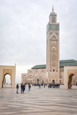 Kazablanka, Fas - 26 Şubat 2023: Afrika 'daki en büyük cami olan Hasan II Camii' nin dış mimarisi