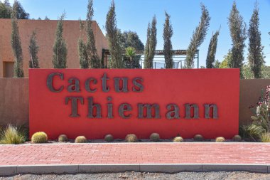 Marakeş, Fas - 25 Şubat 2023: Afrika 'nın en büyük kaktüs bahçesi olan Kaktüs Thiemann' a Giriş