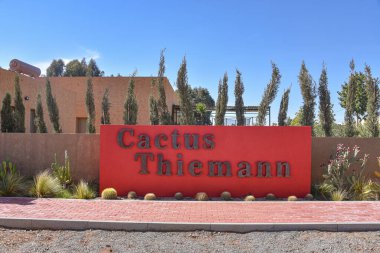Marakeş, Fas - 25 Şubat 2023: Afrika 'nın en büyük kaktüs bahçesi olan Kaktüs Thiemann' a Giriş