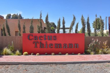 Marakeş, Fas - 25 Şubat 2023: Afrika 'nın en büyük kaktüs bahçesi olan Kaktüs Thiemann' a Giriş