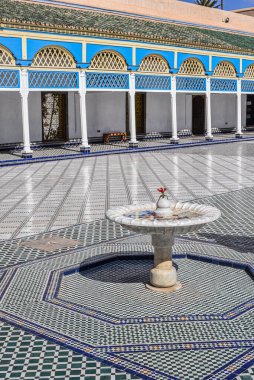 Marakeş, Fas - 8 Şubat 2023: Tarihi Bahia Sarayı 'nın güzel iç mimarisi