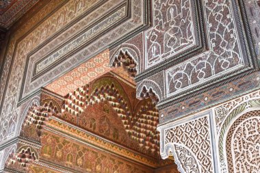 Marakeş, Fas - 8 Şubat 2023: Tarihi Bahia Sarayı 'nın güzel iç mimarisi