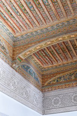 Marakeş, Fas - 8 Şubat 2023: Tarihi Bahia Sarayı 'nın güzel iç mimarisi