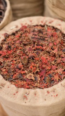 Marakeş, Fas - 8 Şubat 2023: kurumuş nar çiçekleri. Fas Mutfak Sanatları Müzesi