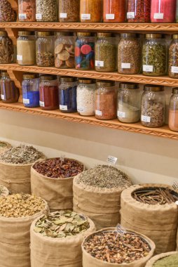 Marakeş, Fas - 8 Şubat 2023 Fas Mutfak Sanatları Müzesi 'nde kurutulmuş tohum ve baharat kavanozları