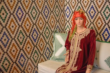 Marakeş, Fas - 8 Şubat 2023 Fas Mutfak Sanatları Müzesi 'nde geleneksel elbise giymiş bir manken