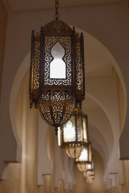 Marakeş, Fas - 8 Şubat 2023: Fas Mutfak Sanatları Müzesi 'nin koridorunda asılı geleneksel İslam lambaları