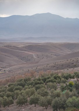 Marakeş, Fas - 22 Şubat 2023: Agafay Çölü manzaraları ve Atlas Dağları etekleri
