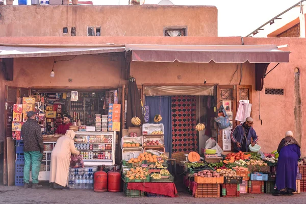 摩洛哥马拉喀什 2023年2月25日 杂货店在马拉喀什麦地那南部市场出售新鲜水果和蔬菜 — 图库照片