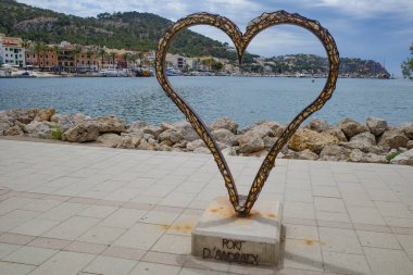 Port D 'Andratx, İspanya - 7 Mayıs 2023: Port d' Andratx marinasında Kalp Heykeli, Mallorca