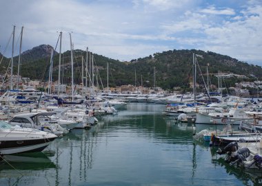Port D 'Andratx, İspanya - 7 Mayıs 2023: Port d' Andratx marinasında tekne ve yatlar, Mallorca