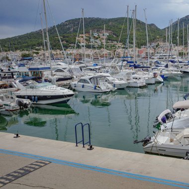 Port D 'Andratx, İspanya - 7 Mayıs 2023: Port d' Andratx marinasında tekne ve yatlar, Mallorca