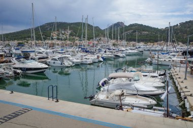 Port D 'Andratx, İspanya - 7 Mayıs 2023: Port d' Andratx marinasında tekne ve yatlar, Mallorca