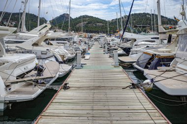 Port D 'Andratx, İspanya - 7 Mayıs 2023: Port d' Andratx marinasında tekne ve yatlar, Mallorca