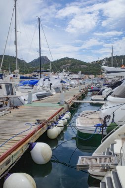 Port D 'Andratx, İspanya - 7 Mayıs 2023: Port d' Andratx marinasında tekne ve yatlar, Mallorca